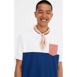 Koszulka z krótkim rękawem i panelami w paski. Zielone koszulki męskie Pull&Bear, m, w paski, bez kołnierzyka, z krótkim rękawem, krótkie. Za 41,90 zł.