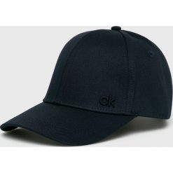 Calvin Klein - Czapka. Białe czapki damskie Calvin Klein, bez wzorów, z bawełny. W wyprzedaży za 69,90 zł.