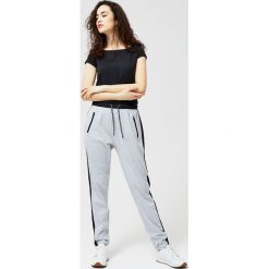 Spodnie dresowe z lampasami. Szare spodnie damskie Moodo, xs, z dresówki. Za 39,99 zł.