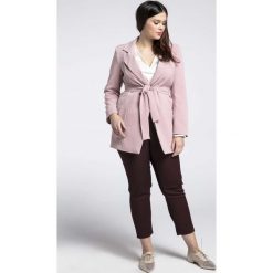 Jasnoróżowa Luźna Marynarka bez Zapięcia z Wiązanym Paskiem PLUS SIZE. Różowe marynarki damskie Nommo, xl, bez wzorów, z poliesteru. Za 228,90 zł.