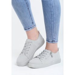 Jasnoszare Trampki Young For Love. Szare trampki i tenisówki damskie Born2be, z nadrukiem, przed kostkę, na sznurówki. Za 49,99 zł.