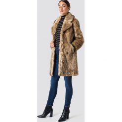NA-KD Trend Kurtka ze sztucznego futra - Brown. Brązowe kurtki damskie marki NA-KD Trend, bez wzorów, z futra, bez kaptura. Za 445,95 zł.