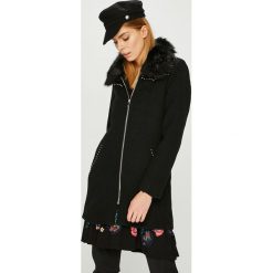 Desigual - Płaszcz. Czarne kurtki damskie Desigual, z haftami, z poliesteru. W wyprzedaży za 449,90 zł.