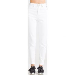 BIAŁE JEANSY VERSACE JEANS. Białe jeansy damskie Versace Jeans, z podwyższonym stanem. Za 429,50 zł.