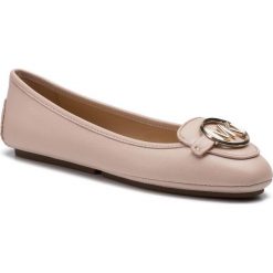 Baleriny MICHAEL MICHAEL KORS - Lillie Moc 40R9LIFP1L Soft Pink. Różowe baleriny damskie MICHAEL Michael Kors, bez wzorów, ze skóry, klasyczne, bez obcasa, na płaskiej podeszwie. W wyprzedaży za 439,00 zł.