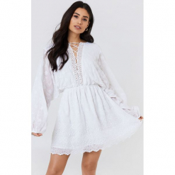 NA-KD Boho Koronkowa sukienka ze sznurowaniem - White. Białe sukienki boho NA-KD Boho, z haftami, z koronki, z dekoltem na plecach, mini. Za 283,95 zł.