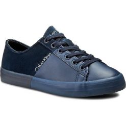 Sneakersy CALVIN KLEIN JEANS - Wanda RE9656 Midnight. Niebieskie półbuty damskie Calvin Klein Jeans, na co dzień, bez wzorów, z jeansu, bez obcasa, na płaskiej podeszwie, bez zapięcia. W wyprzedaży za 269,00 zł.