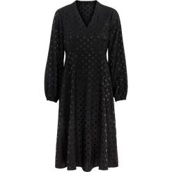 Cellbes Sukienka czarny female czarny 50. Czarne sukienki damskie Cellbes, na imprezę, bez wzorów, z tkaniny, eleganckie, z dekoltem w serek, z długim rękawem, długie. W wyprzedaży za 149,00 zł.