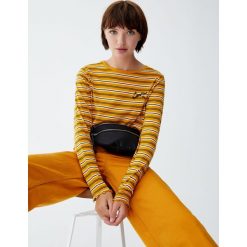 Koszulka basic z haftem. Szare t-shirty damskie Pull&Bear, z haftami. Za 49,90 zł.