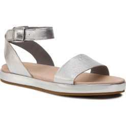 Sandały CLARKS - Botanic Ivy 26141348 Silver Leather. Szare klapki damskie Clarks, bez wzorów, ze skóry, bez obcasa. W wyprzedaży za 239,00 zł.