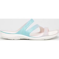 Crocs - Klapki. Niebieskie klapki damskie Crocs, bez wzorów, z gumy, bez obcasa, na obcasie. W wyprzedaży za 139,90 zł.