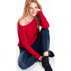 CZERWONA BLUZKA DZIANINOWA COLD SHOULDER. Czerwone bluzki asymetryczne Top Secret, z dzianiny. Za 34,99 zł.