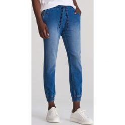 Spodnie jeansowe jogger - Niebieski. Niebieskie spodnie męskie Reserved, m, bez wzorów, z jeansu. Za 129,99 zł.