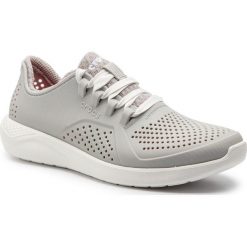 Półbuty CROCS - Literidepacerw 205234 Pearl White. Szare klapki damskie Crocs, bez wzorów, z tworzywa sztucznego, bez obcasa, na płaskiej podeszwie. W wyprzedaży za 219,00 zł.