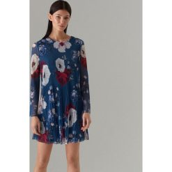 Plisowana mini sukienka w kwiaty - Niebieski. Niebieskie sukienki damskie Mohito, s, w kwiaty, bez kołnierzyka, bez rękawów, mini. Za 129,99 zł.