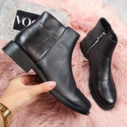 Botki damskie skórzane klasyczne czarne S.Barski. Czarne botki damskie S.barski, klasyczne, bez obcasa, bez zapięcia. Za 179,99 zł.