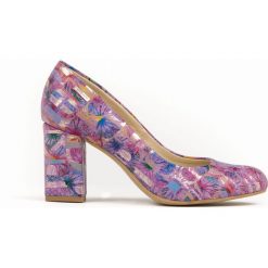 Kwiatowe czółenka na słupku - skóra naturalna - model 042 - kolor fioletowe kwiaty. Fioletowe czółenka damskie Zapato, na co dzień, w kwiaty, z jeansu, z okrągłym noskiem, bez obcasa, na obcasie. W wyprzedaży za 287,10 zł.