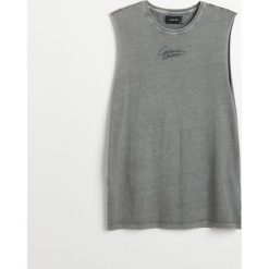 Tank top z napisem - Jasny szary. Szare t-shirty męskie Reserved, xl, z napisami, bez kołnierzyka. W wyprzedaży za 25,99 zł.