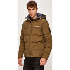 Calvin Klein Jeans - Kurtka puchowa. Zielone płaszcze męskie Calvin Klein Jeans, xl, bez wzorów, z poliesteru, krótkie, z kapturem. W wyprzedaży za 699,90 zł.
