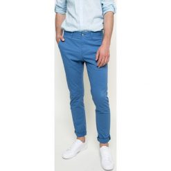 Lacoste - Spodnie. Niebieskie rurki męskie marki Lacoste, z bawełny. W wyprzedaży za 299,90 zł.