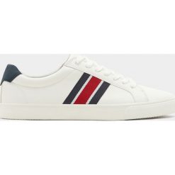 Tenisówki pull z paskami. Białe buty sportowe męskie Pull&Bear, z paskami, tenisowe. Za 89,90 zł.