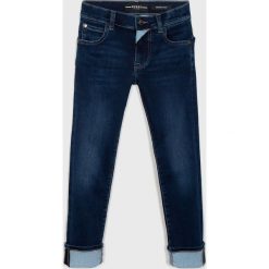Guess Jeans - Jeansy dziecięce 118-175 cm. Niebieskie spodnie chłopięce Guess Jeans, z aplikacjami, z elastanu. W wyprzedaży za 199,90 zł.
