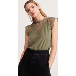 Bluzka z koronką - Khaki. Brązowe bluzki damskie Reserved, s, w koronkowe wzory, z koronki, bez kołnierzyka, bez rękawów. Za 59,99 zł.