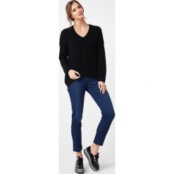 Sweter ażurowy w serek czarny. Czarne swetry damskie e-margeritka.pl, na wiosnę, bez wzorów, z długim rękawem, długie, bez kaptura. Za 138,99 zł.