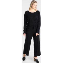 Swetry klasyczne damskie: Gabrielle by Molly Bracken COLD SHOULDER BEAD Sweter black