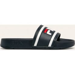 Fila - Klapki. Białe klapki damskie Fila, bez wzorów, z materiału, bez obcasa, na obcasie. W wyprzedaży za 79,90 zł.