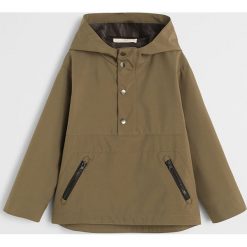 Mango Kids - Kurtka dziecięca (110 - 164) Teo. Żółte kurtki chłopięce Mango Kids, bez wzorów, z poliesteru, krótkie, z kapturem. W wyprzedaży za 79,90 zł.