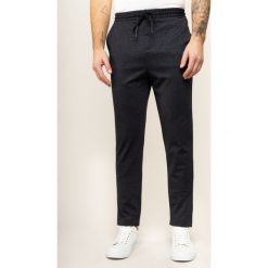 Spodnie materiałowe Guess M01B36 WCN60. Szare jeansy męskie Guess, m, z aplikacjami. W wyprzedaży za 359,00 zł.
