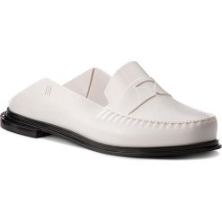 Klapki MELISSA - Bend Ad 32344 White/Black 52145. Białe klapki damskie Melissa, bez wzorów, z tworzywa sztucznego, bez obcasa. W wyprzedaży za 239,00 zł.