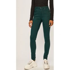 Vero Moda - Jeansy VMHot. Czarne jeansy damskie Vero Moda, s, bez wzorów, z elastanu. W wyprzedaży za 99,90 zł.