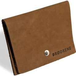 Skórzany cienki portfel slim wallet BRODRENE SW06 jasnobrązowy - j. brązowy. Pomarańczowe portfele męskie Brødrene, bez wzorów, ze skóry. Za 83,99 zł.