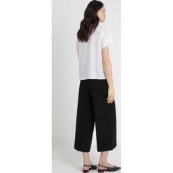 Vince Camuto SCALLOPED EYELET BLOUSE Bluzka ultra white. Białe bluzki damskie Vince Camuto, xs, z bawełny. Za 379,00 zł.