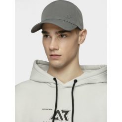 Czapka z daszkiem męska. Czapki męskie na zimę, w paski, z dzianiny. W wyprzedaży za 49,99 zł.