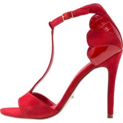 Dune London MYTHO Sandały na obcasie red. Czerwone sandały damskie marki Dune London, bez wzorów, ze skóry ekologicznej, bez obcasa, na obcasie, bez zapięcia. Za 459,00 zł.