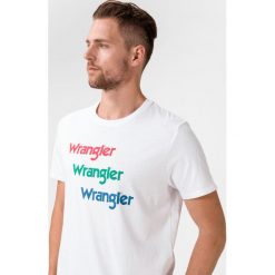 Wrangler Repeat Koszulka Biały. Białe podkoszulki męskie Wrangler, xl, z nadrukiem, z bawełny, bez kołnierzyka, krótkie. Za 102,95 zł.