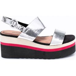 Corina - Koturny Bom Bon Chic. Szare koturny damskie Corina, bez obcasa, na szpilce, na klamry. W wyprzedaży za 59,90 zł.
