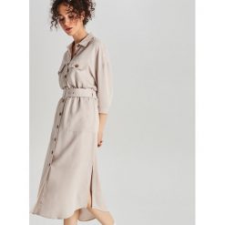 Sukienka szmizjerka midi - Brązowy. Pomarańczowe sukienki damskie Cropp, s, bez wzorów, bez kołnierzyka, bez rękawów, midi, szmizjerki. Za 149,99 zł.