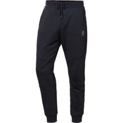 Belstaff OAKINGTON Spodnie treningowe black. Czarne spodnie dresowe męskie marki Belstaff, z bawełny. Za 689,00 zł.