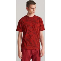 T-shirt ze strukturalnym wzorem - Bordowy. Czerwone t-shirty męskie Reserved, s, bez wzorów, bez kołnierzyka. Za 79,99 zł.
