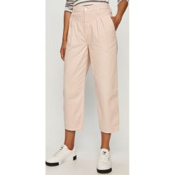 Levi's - Spodnie. Różowe spodnie damskie Levi's®, s, bez wzorów, z bawełny, z podwyższonym stanem. W wyprzedaży za 339,90 zł.