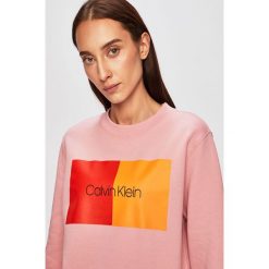 Calvin Klein - Bluza. Białe bluzy damskie Calvin Klein, s, z nadrukiem, z bawełny, bez rękawów, bez kaptura. W wyprzedaży za 239,90 zł.