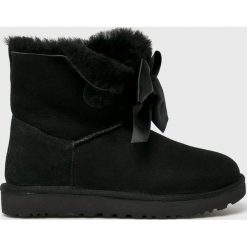 UGG - Śniegowce skórzane Gita Bow Mini. Czarne śniegowce damskie Ugg, z wełny, bez zapięcia. Za 859,90 zł.