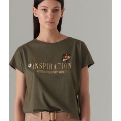 Koszulka z aplikacją - Khaki. Brązowe koszulki damskie Mohito, s, z aplikacjami, bez kołnierzyka. Za 59,99 zł.