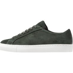 Filippa K KATE Sneakersy niskie enigma. Zielone trampki i tenisówki damskie marki Filippa K, bez wzorów, ze skóry, bez zapięcia. Za 879,00 zł.