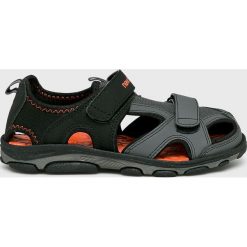 New Balance - Sandały K2005BON. Czarne sandały chłopięce New Balance, z materiału, bez zapięcia. W wyprzedaży za 119,90 zł.