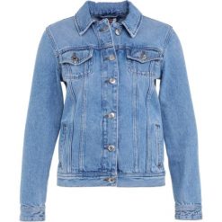 Tommy Jeans REGULAR TRUCKER JACKET Kurtka jeansowa light blue rigid. Niebieskie kurtki damskie jeansowe marki Tommy Jeans, m. W wyprzedaży za 419,30 zł.
